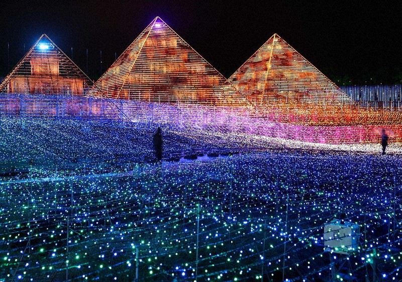 闇に浮かぶ黄金のピラミッド 桑名・なばなの里 ／三重 | 毎日新聞