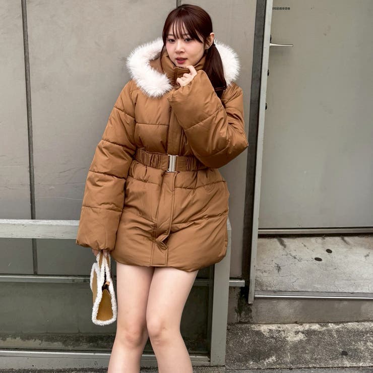 ウエストマークでスタイルアップ！ベルト付き中綿フードファーコート