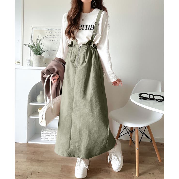 ツヤ感と品格を纏う、大人女性のミリタリースタイル。サスペンダー