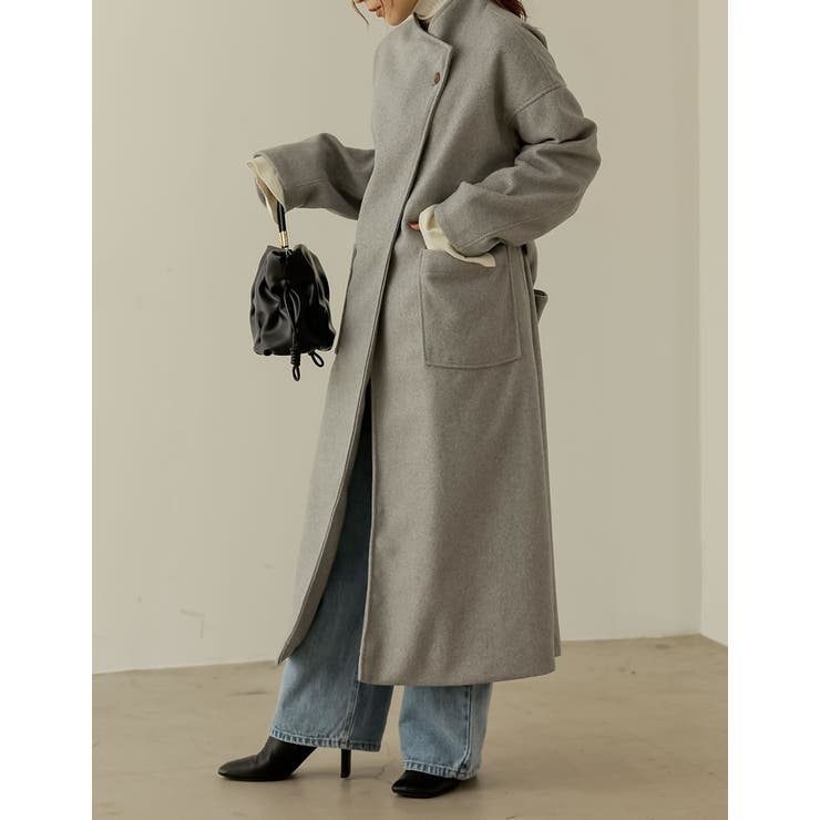 高めの襟がモードな印象に ラップデザインフェイクウールロングコート