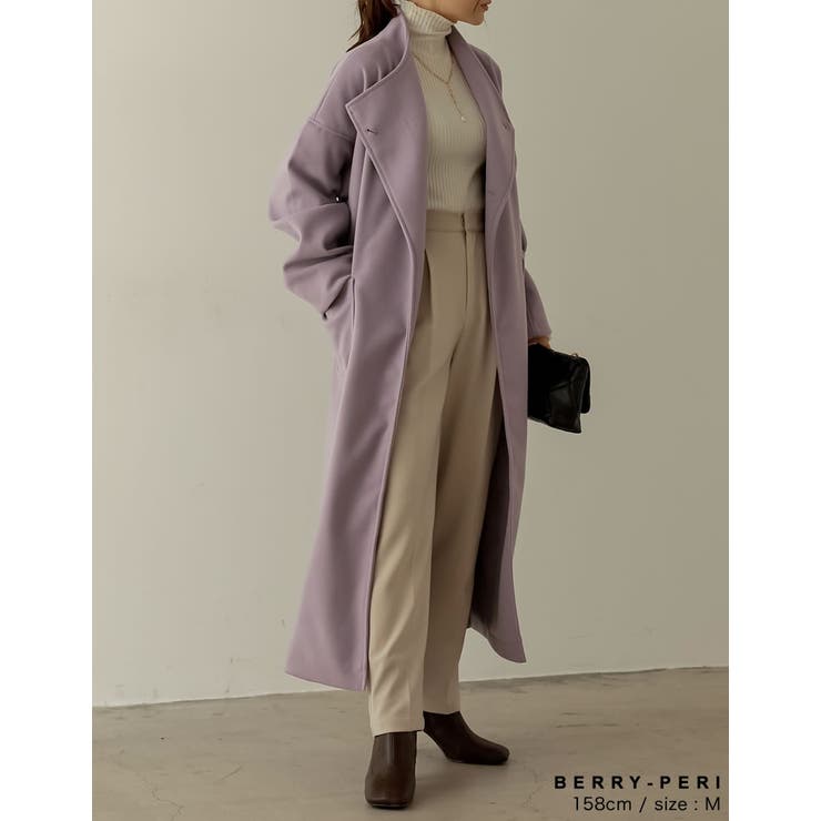 高めの襟がモードな印象に ラップデザインフェイクウールロングコート