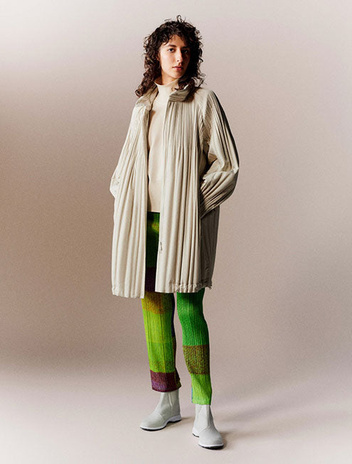アイテムのご紹介「PADDED PLEATS COAT」 – isseymiyake.com