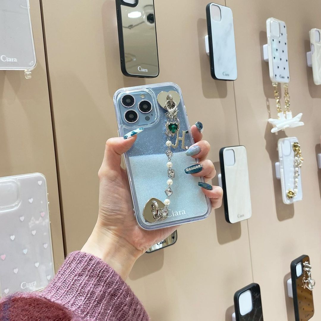 iPhone16新色「ウルトラマリン」に合うスマホケースを厳選紹介！ | Ciara