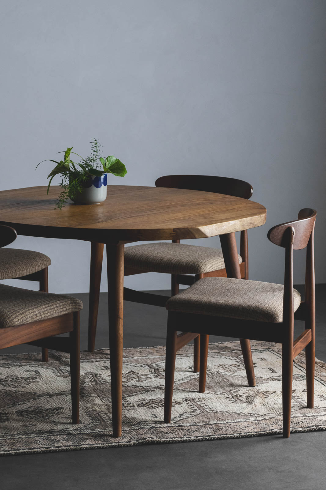 Coupe ラウンドダイニングテーブル（Dark） — ANTRY USE ONLY GENUINE