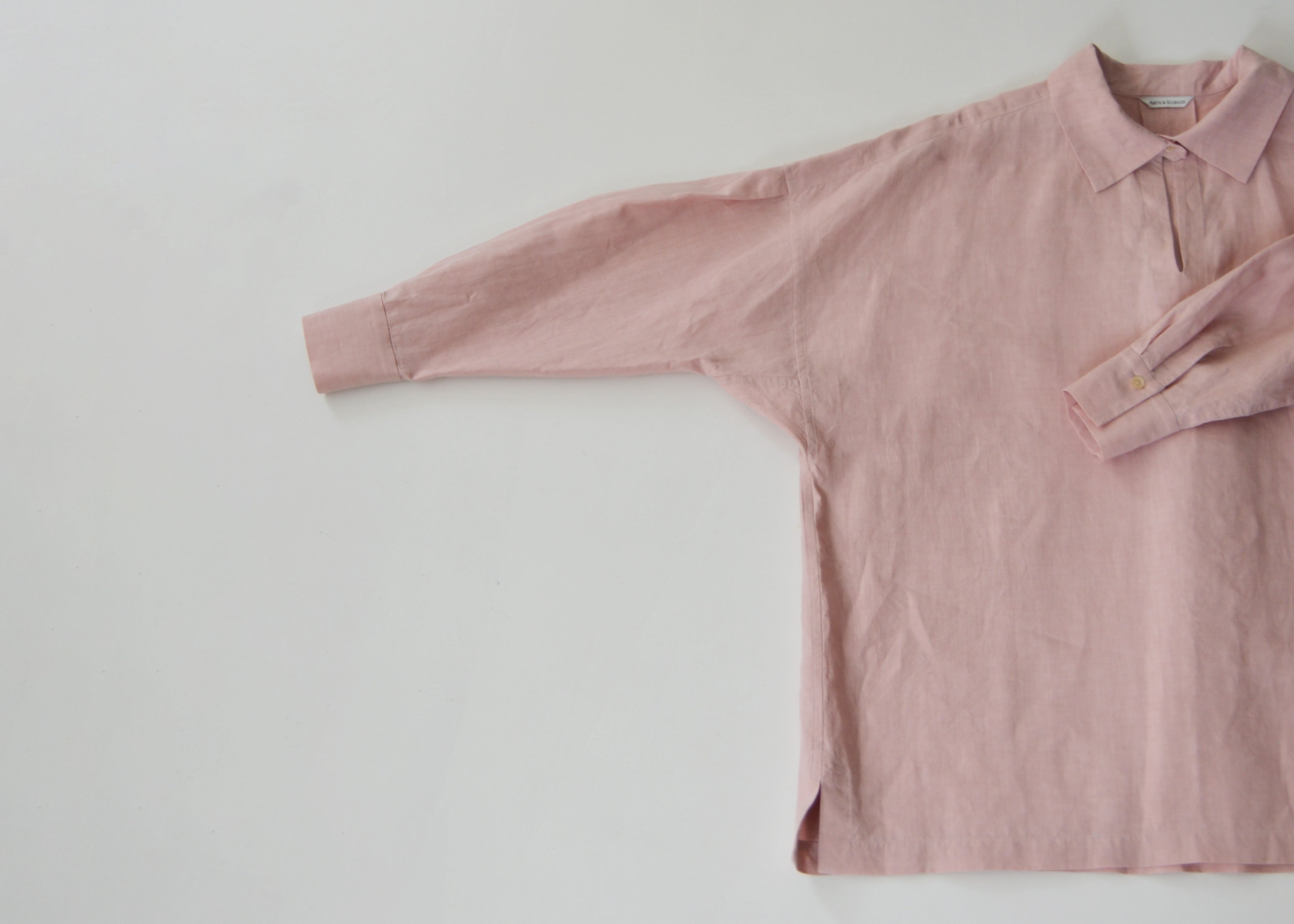 ARTS & SCIENCE／Front slit slip on shirt（Rose Dusty Pink