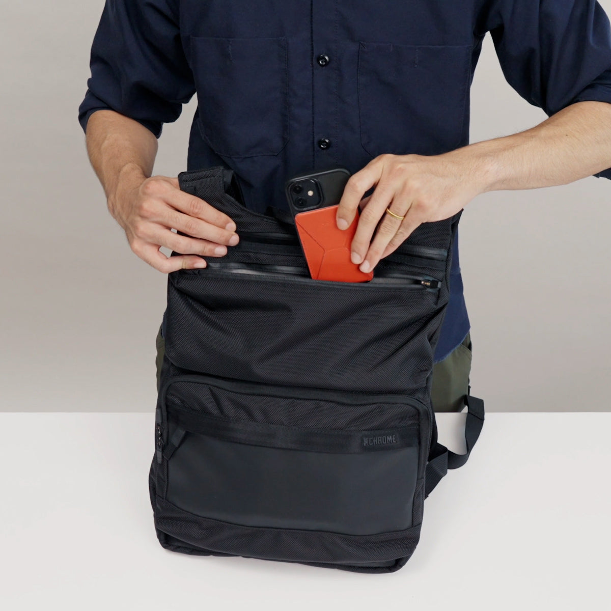 ビジネスバッグの進化系！ 異なる容量と超完全防水ポケット 