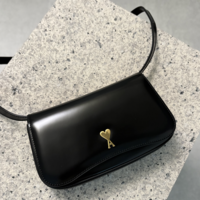 ご褒美買いバッグにいかが!?】ご褒美買いにふさわしい、AMI PARIS(アミ