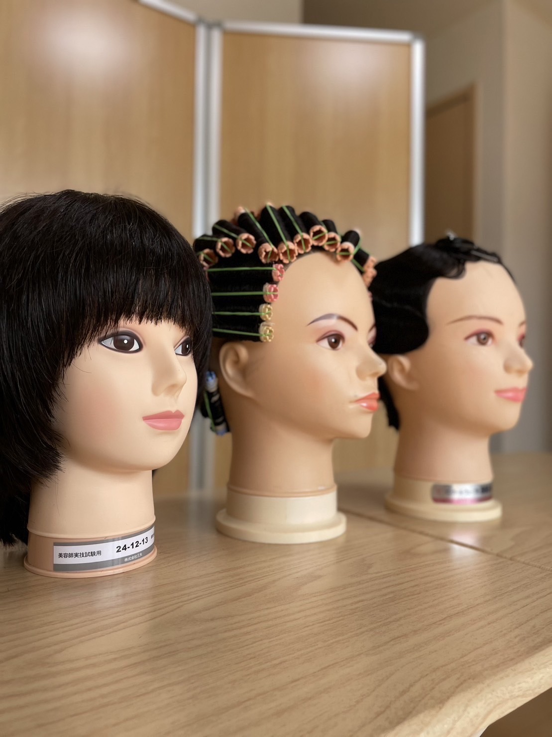 オールウェーブセッティングのテーブルセッティング | 美容師国家試験