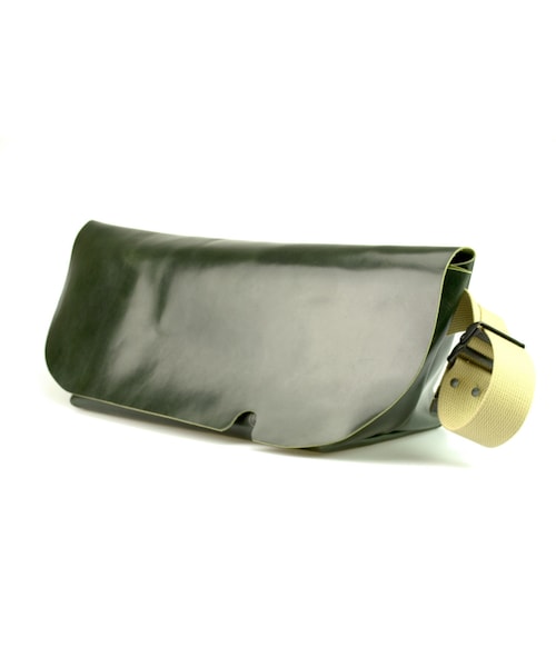 Uni&co.（ユニアンドコー）の「MESSENGER BAG (L)/DARK GREEN
