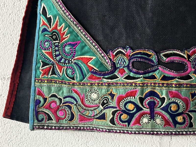 貴州省丹塞県・百鳥衣苗族（ミャオ族） 刺繍・藍染・頭紋布 木綿
