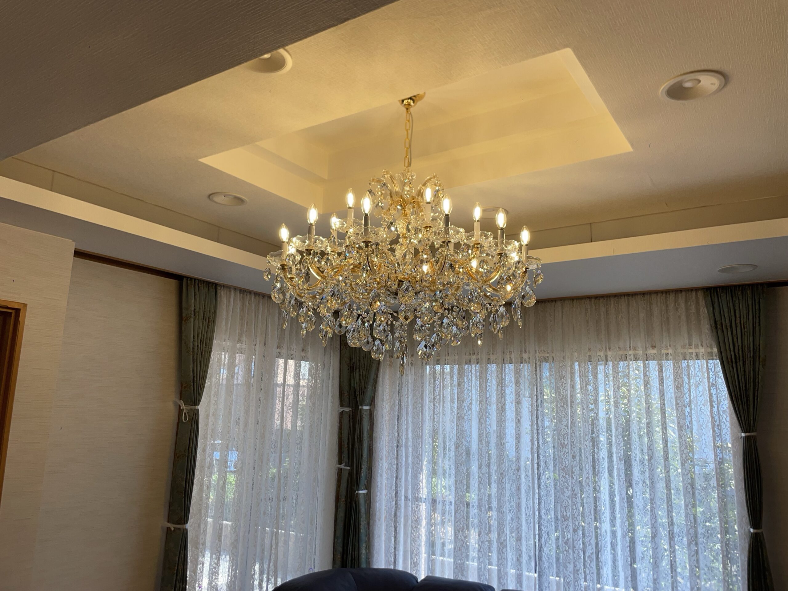 カフェのようにおしゃれな空間を作る装飾照明「フラワーシャンデリア