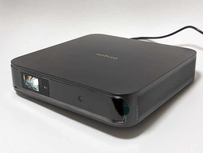 Dangbei Atomレビュー】Google TV搭載の薄型レーザープロジェクター