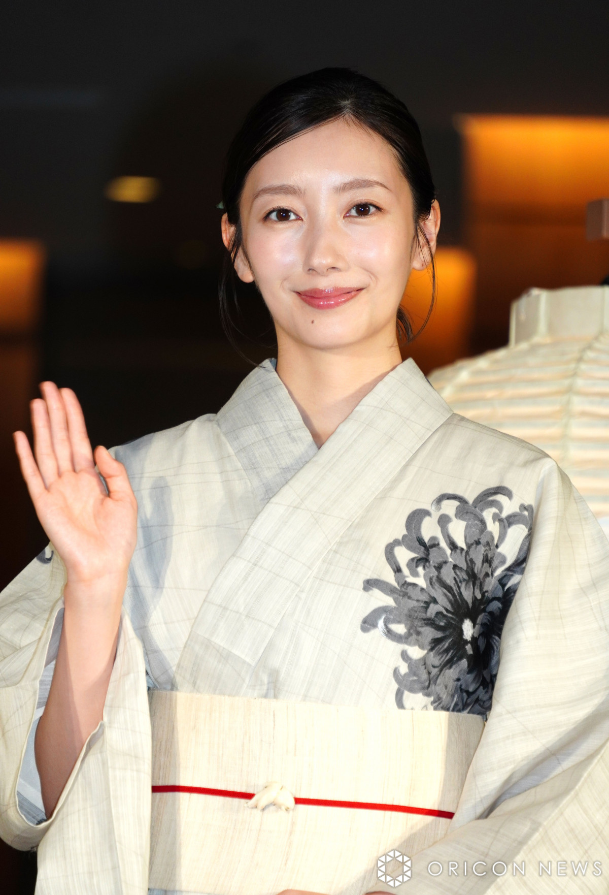 画像・写真 | 波瑠、大人の色香漂うシックな浴衣姿 提灯ライティング