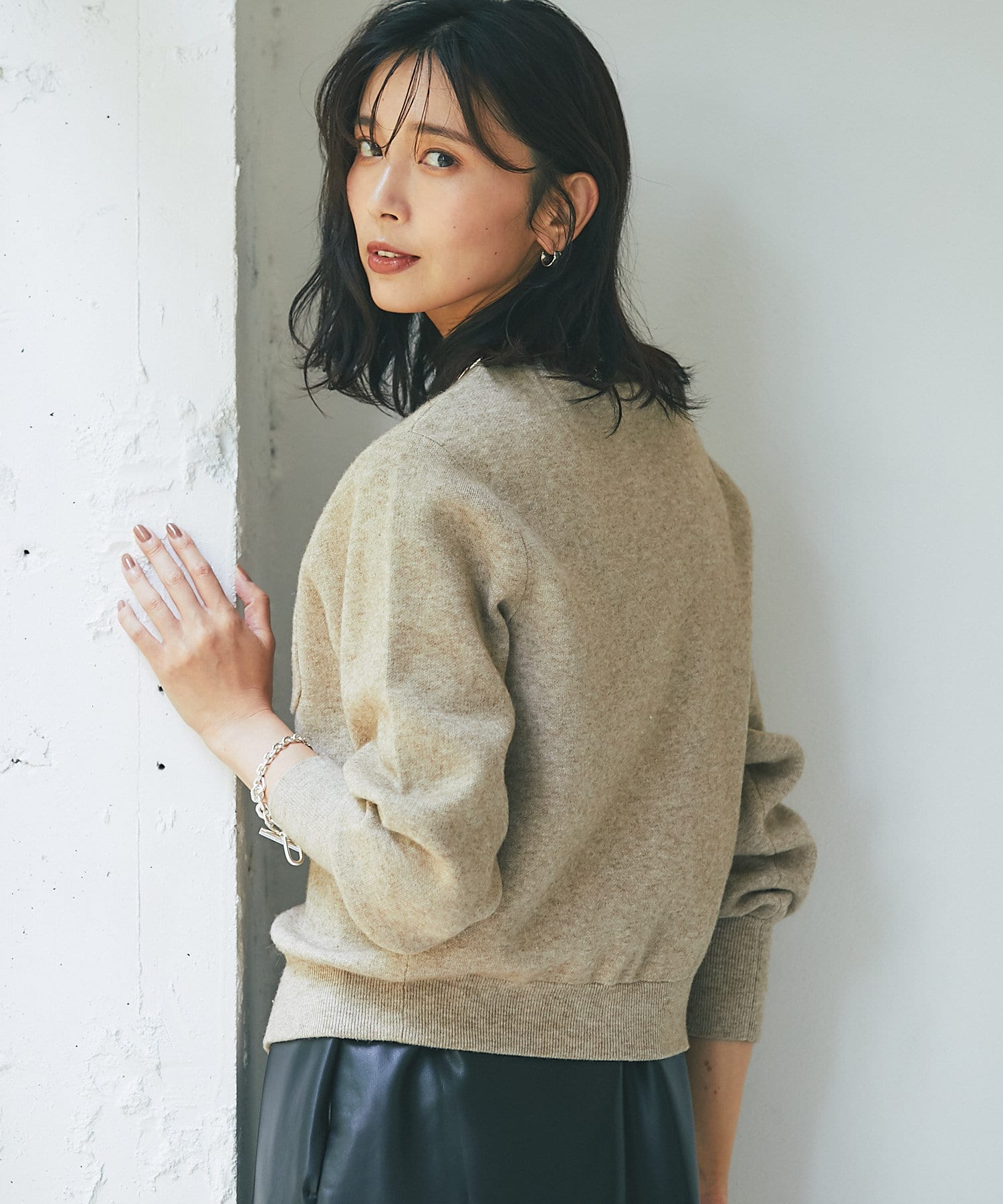 ポケットディティールで華やかさをプラス】ポケット付クルーネック