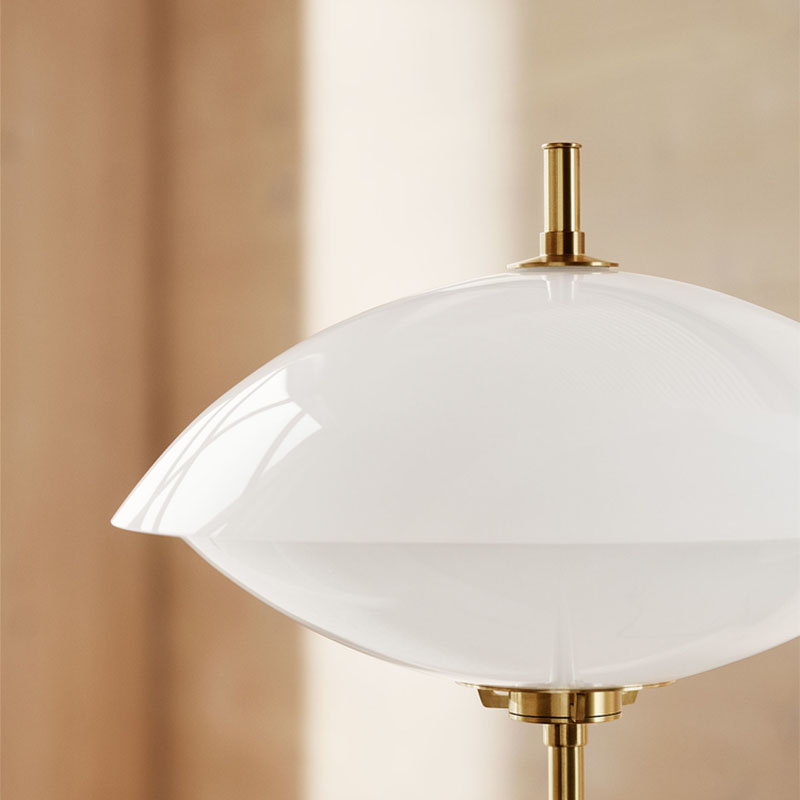 FRITZ HANSEN（フリッツ・ハンセン）クラム フロア ランプ｜フロアー