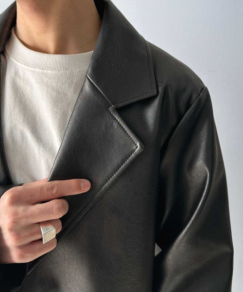 品格とトレンドを纏う。フェイクレザー テーラードジャケット