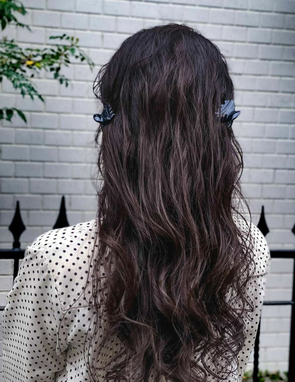 ヘアクリップ】ツヤを宿したオールブラックの魅力 | acca(アッカ