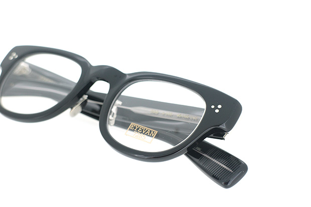 フレンチヴィンテージを彷彿させるちょっとラフなアイウエア