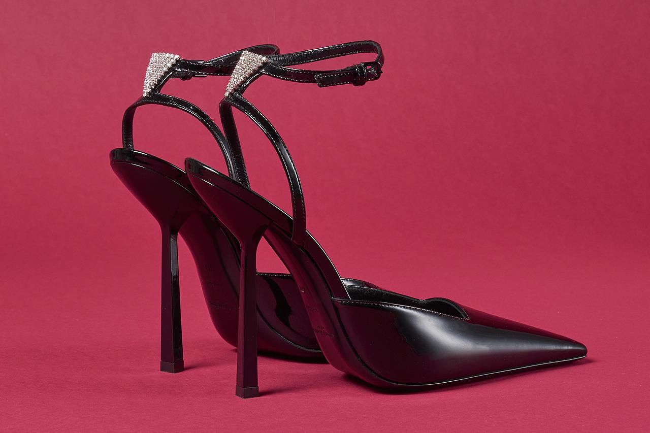 進むべき方向を示し、堂々と歩む。 2024秋冬のプラダ、グッチほか 黒の