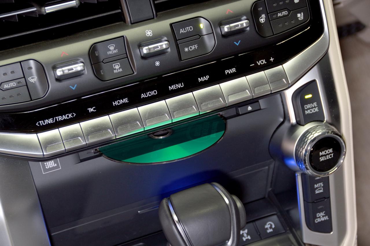 TOYOTA ランドクルーザー 純正カーオーディオレビュー。威風堂々の車内