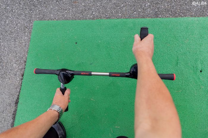 写真] 今年話題になった練習器具『魔法のクランク』をゴルフ大好き