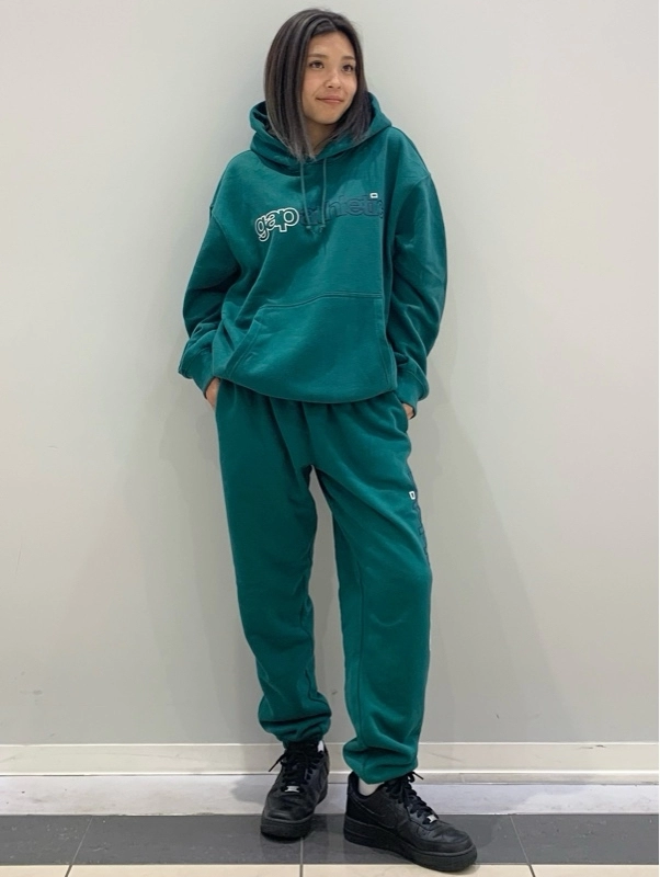 緑のスウェットセットアップ】のスタイリング | Gap公式オンラインストア