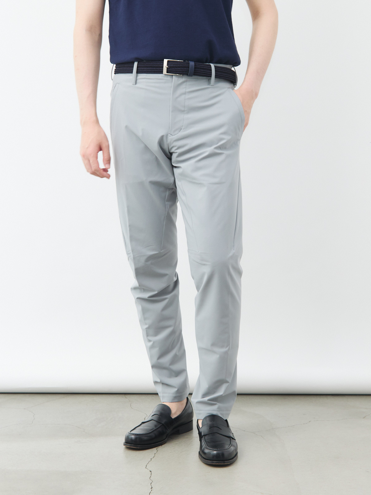 座る”を快適にするパンツ/ライトグレー | Factelier (ファクトリエ)