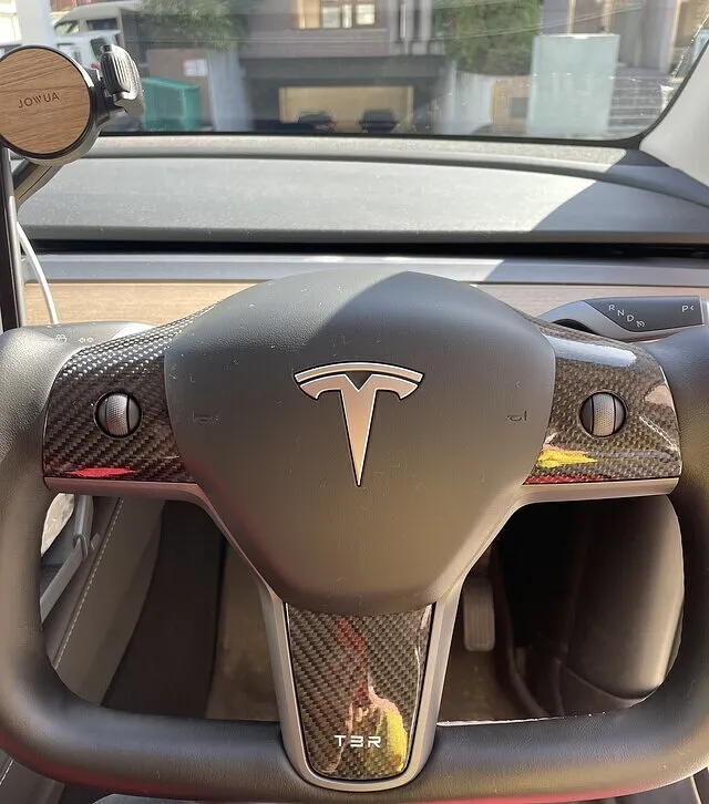 横浜市 テスラ モデルY TBR製 ヨークステアリング取付｜カスタム