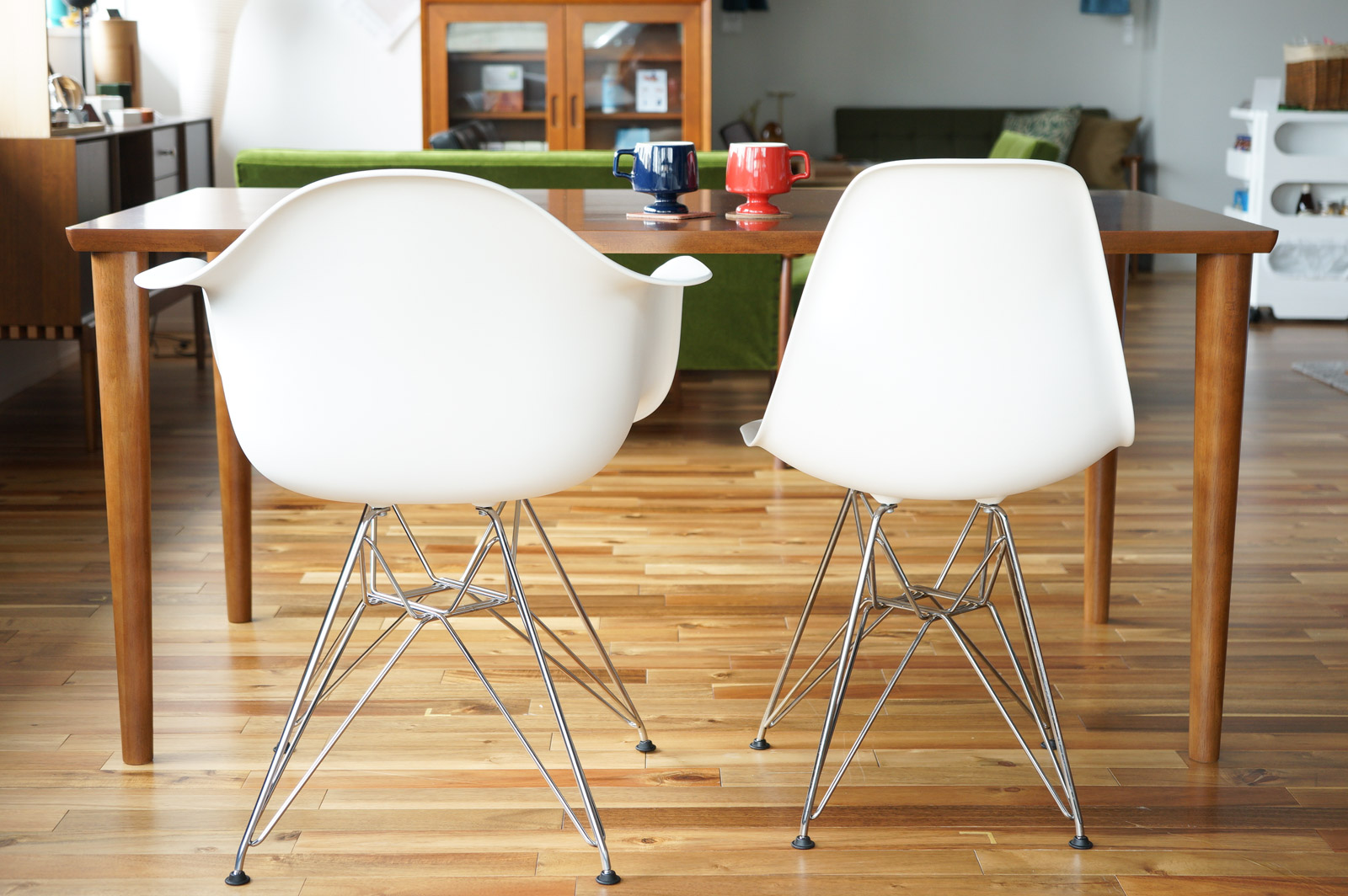 イームズ アームシェルチェア DAR ホワイト クロームベース［DAR. 47