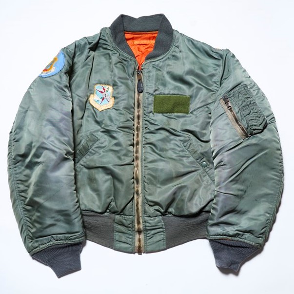 フライトジャケットの代名詞、MA-1とは？ 本物の市場ビンテージ市場