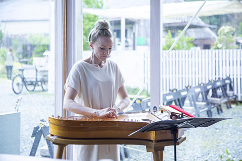 ドロフィーズキャンパスでフィンランドの伝統楽器「カンテレ