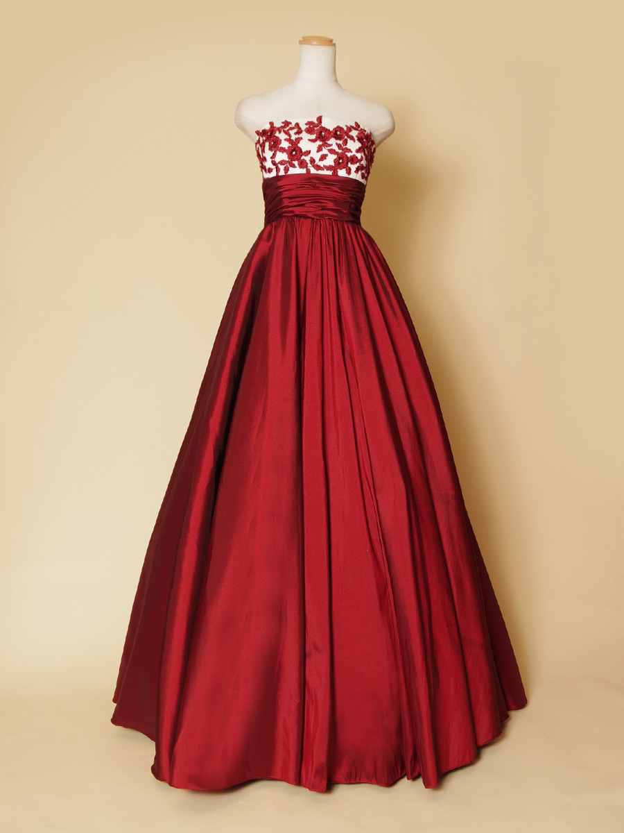 真紅の発色の良いレッドカラーが美しい胸元花柄刺繍のステージ向け