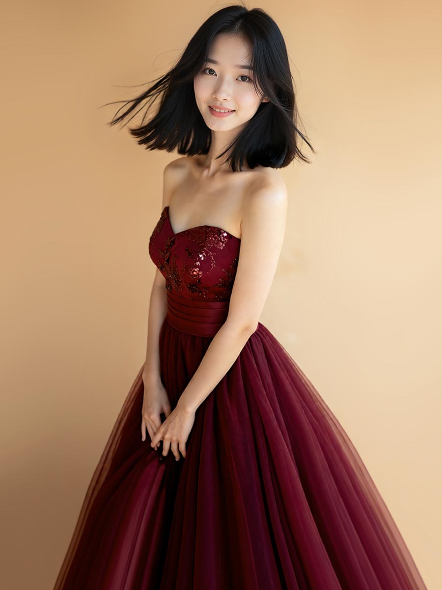 大人びた深みのワインレッドカラーに上品な胸元の輝きを持たせたシック