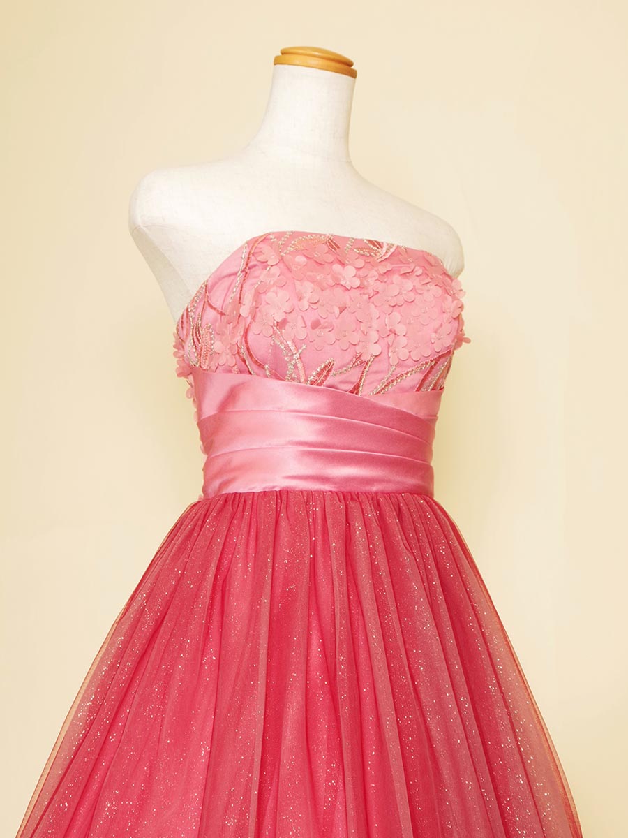 桜モチーフの立体胸元フラワー装飾が春のコンサートに最適な朱赤色の