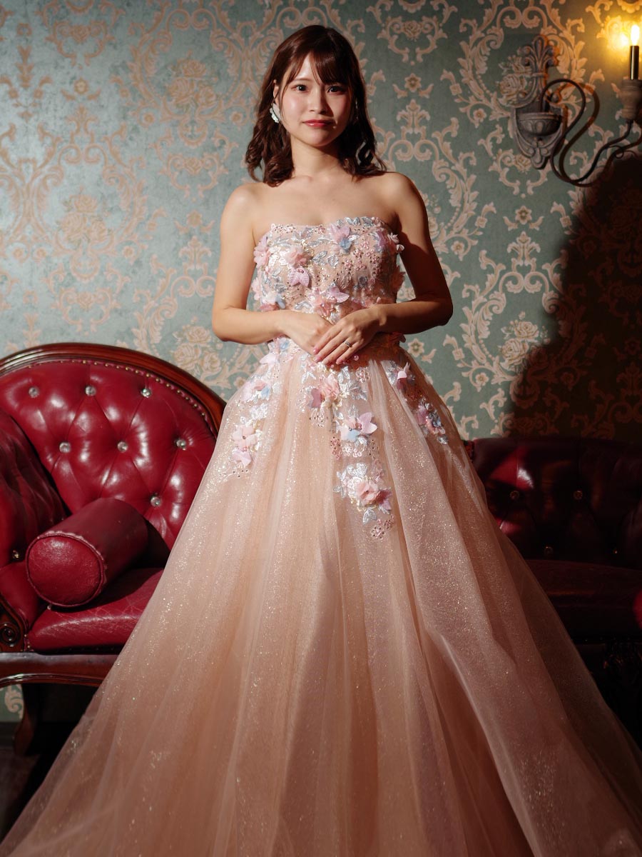 パステルベージュピンクカラーの胸元とフラワー刺繍とゴールドレースを