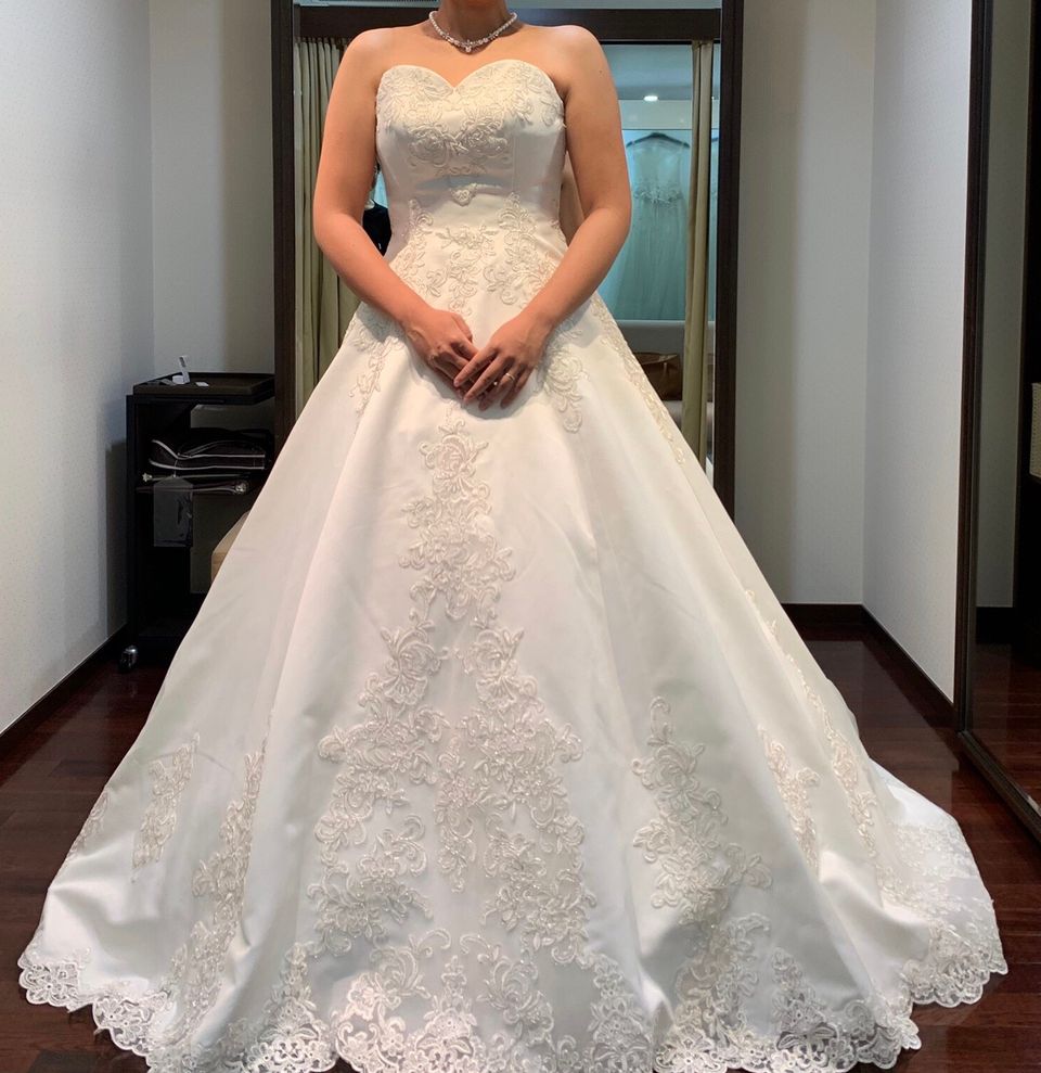 ハートカットが深いデザインのドレス。着脱可能な袖付きのドレスです