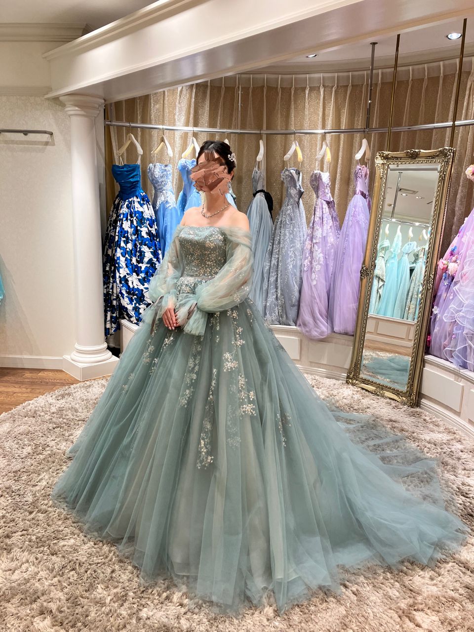 刺繍が綺麗なミントグリーンドレス。ミントグリーンの袖付きドレスです