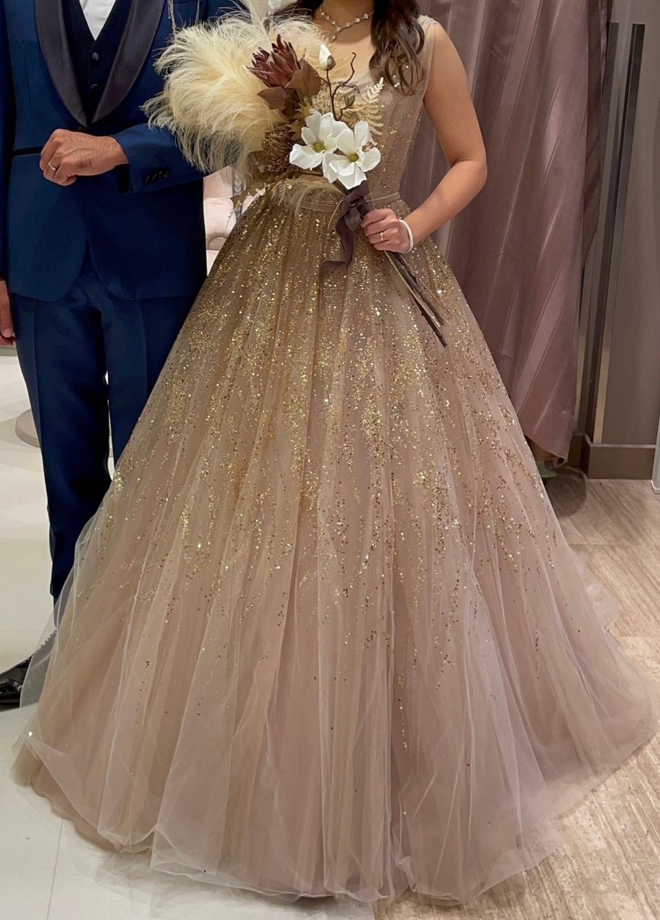 キラキラゴールドグリッタードレス。グリッターがグラデーションのよう