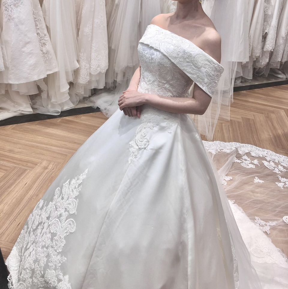 フォーシス プラチナアガタ。袖に刺繍が入っているドレスは初めてだっ