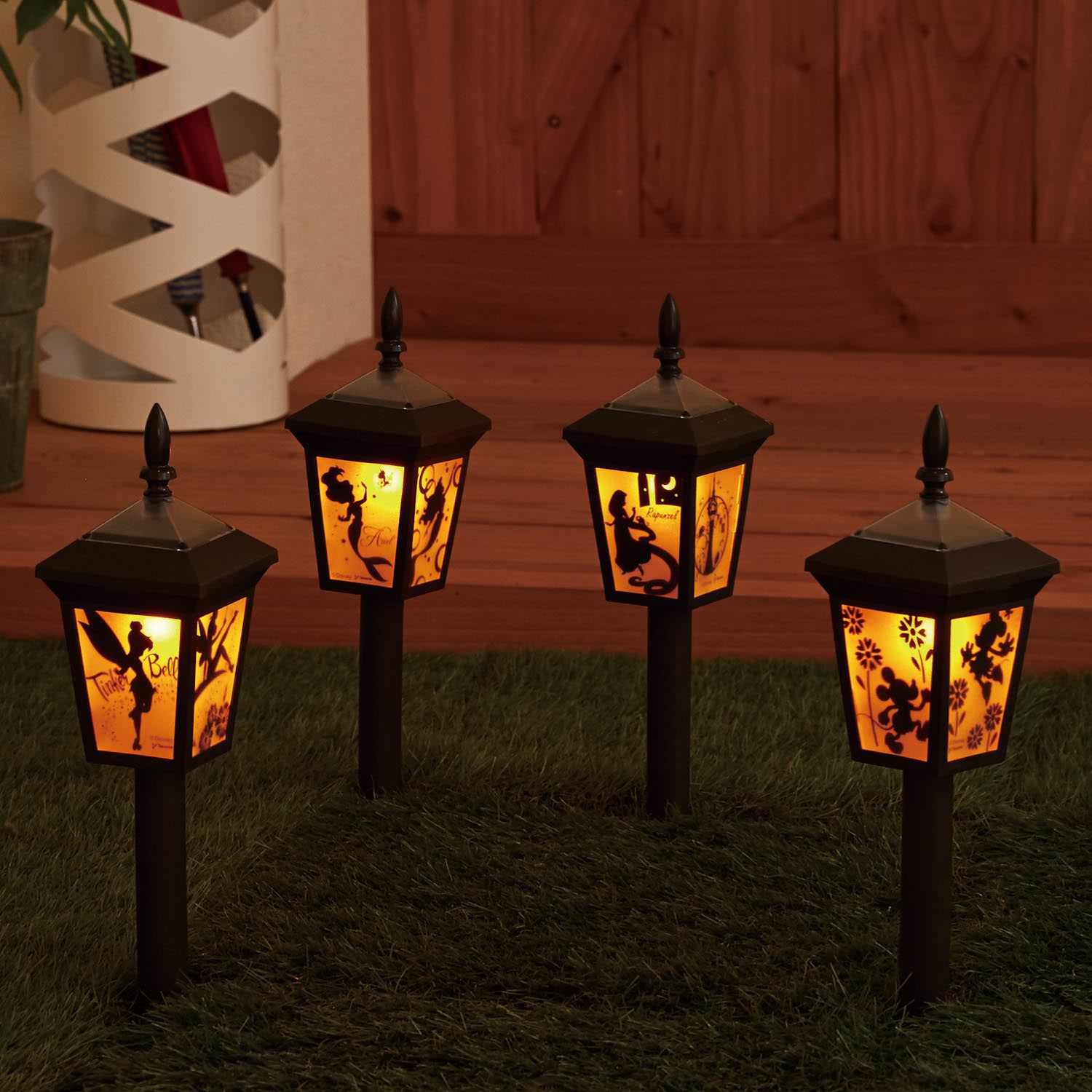 ほのかに浮かび上がるシルエットが幻想的！タカショー ディズニー