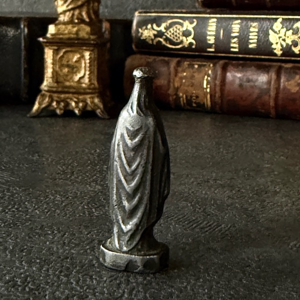 19世紀の小さな聖母マリア像 - Eggplant