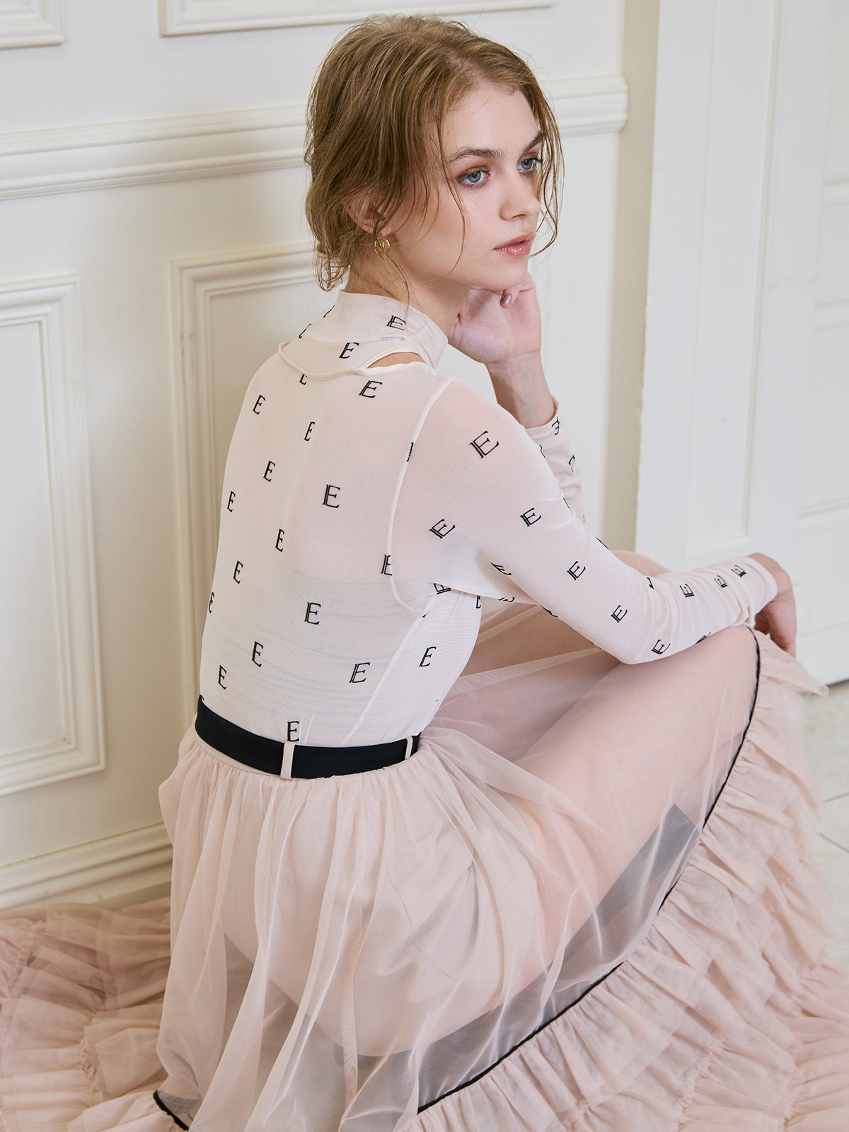 モノグラムカットアウトチュールトップス