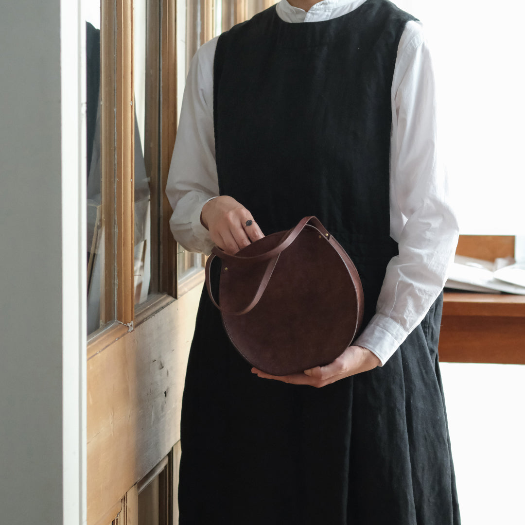 まるい形が個性的。普段にもきれいめな装いにも持てるバッグ