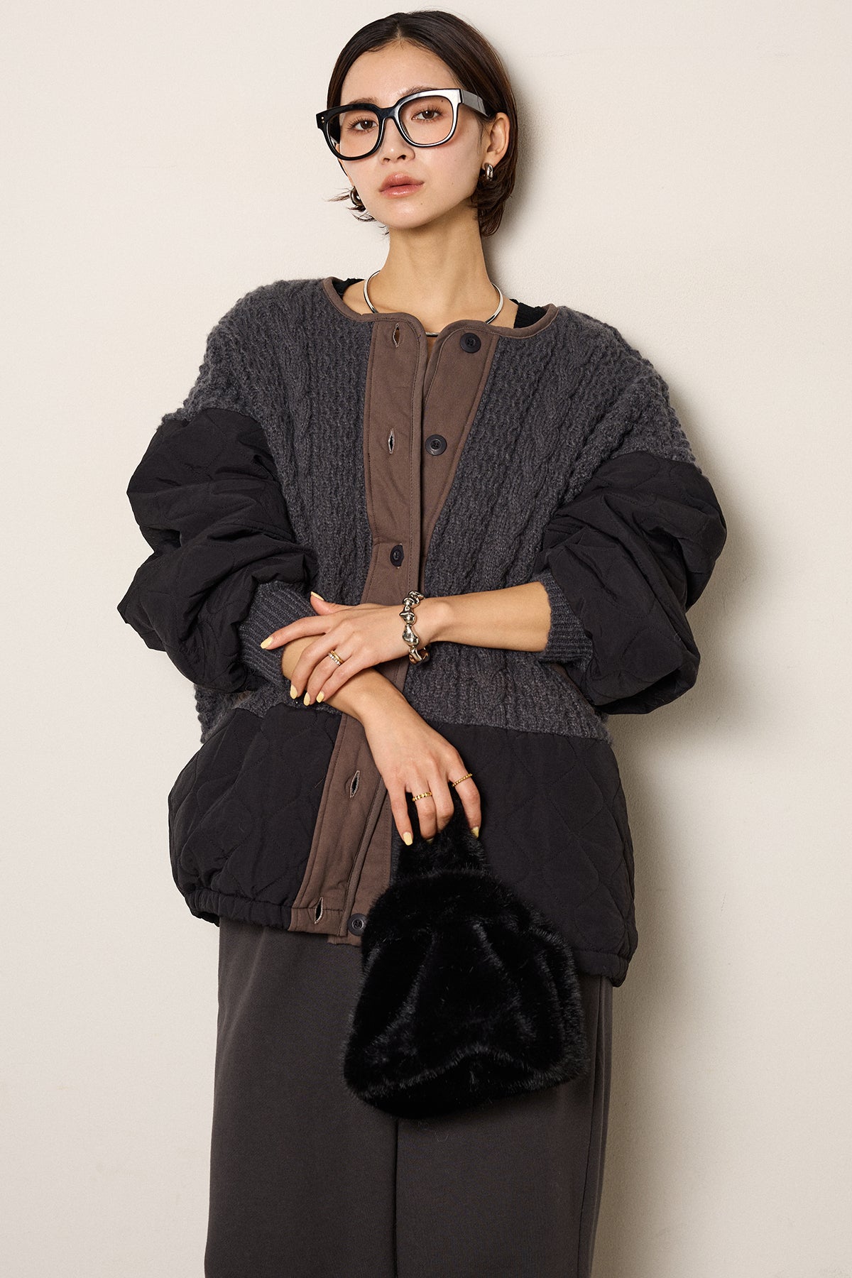 即納】アラン編みニットノーカラー裾キルティングブルゾン – ESICA