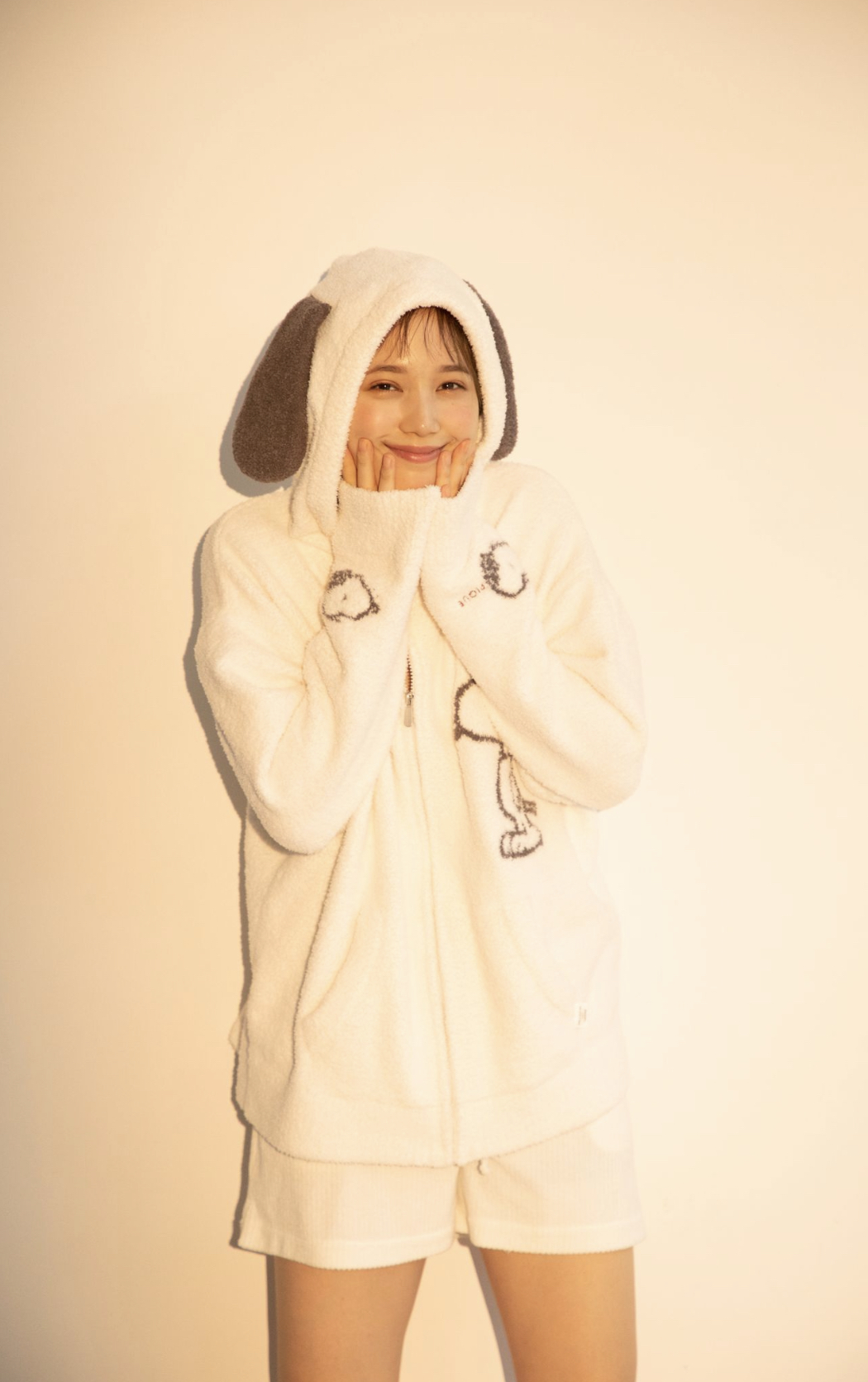 本田翼、スヌーピーな“あざとかわいい”パーカー姿を披露 | E