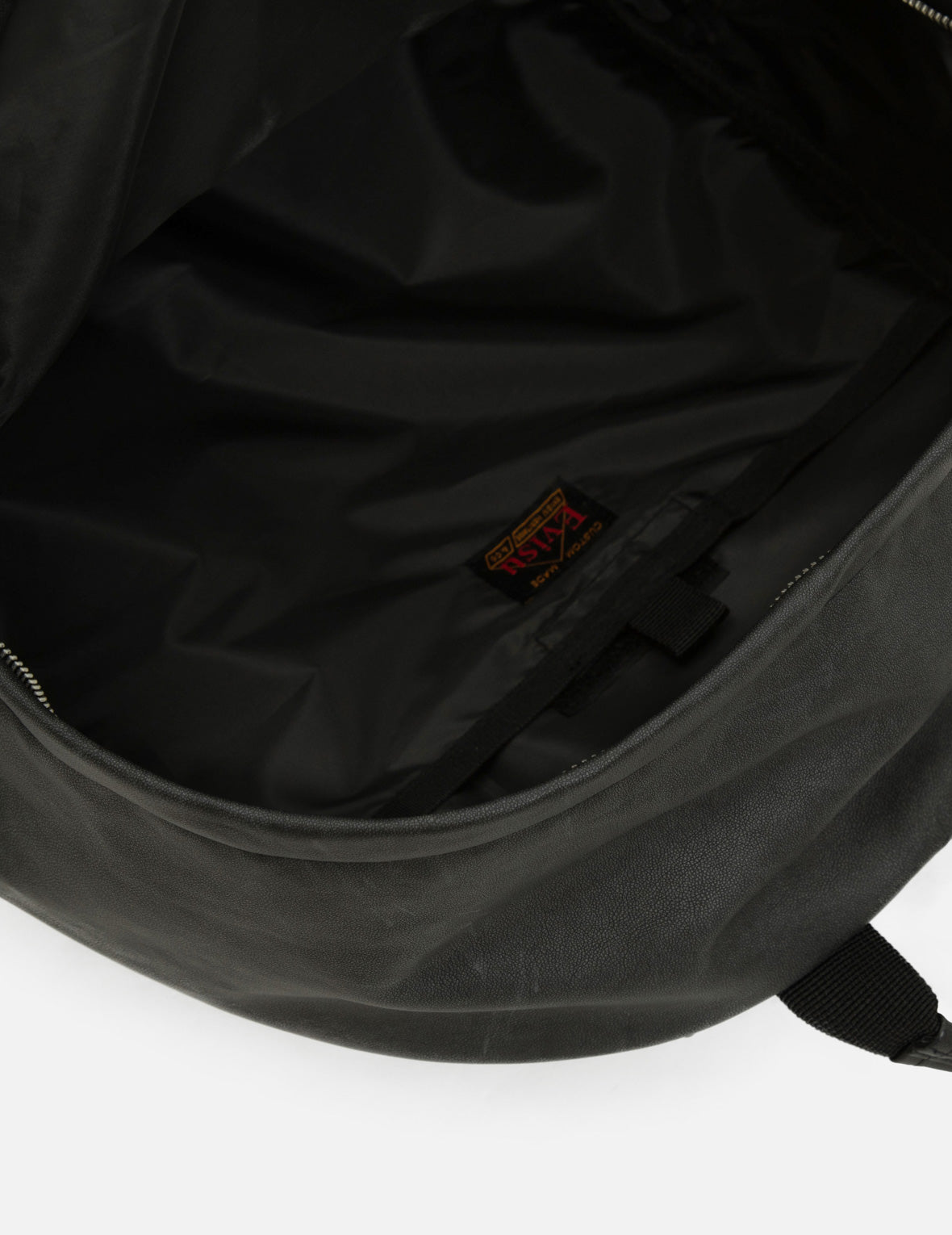 カモメ刺繍ヴィーガンレザーバックパック – EVISU