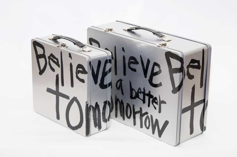 コム デ ギャルソン、青山店限定ブリキのメッセージトランクを発売