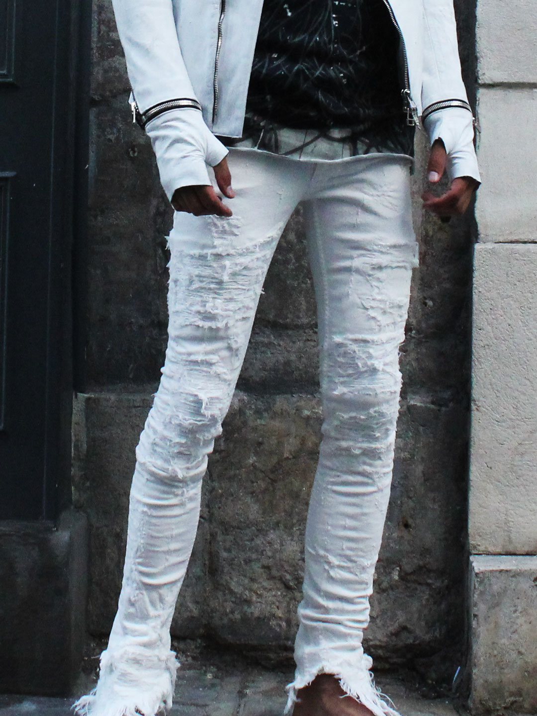 FAGASSENT】純白の狂気。歩く場所すべてがステージになるアーティスト