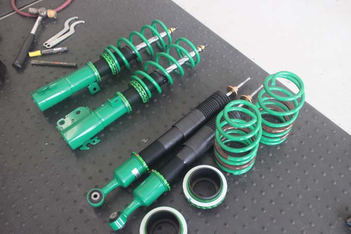 アクア TEIN車高調の取り付け 四輪アライメント - カー用品持込