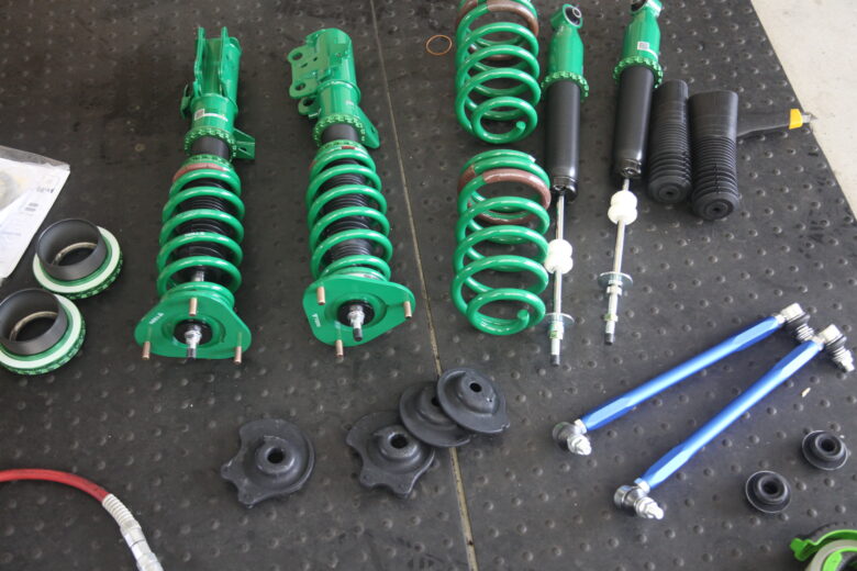 アルファード ANH20W TEIN車高調取り付けと四輪アライメント - カー